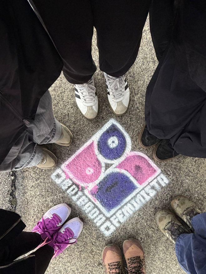 La campaña de la Brigada Feminista de las cuencas mineras asturianas busca visibilizar las 'pendientes invisibles' que sufren las mujeres.