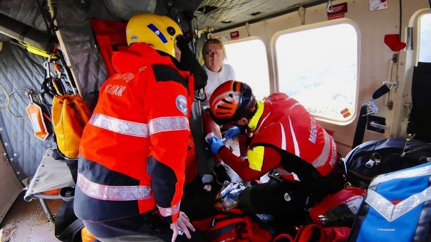 Efectivos del helicóptero medicalizado del Gobierno de Cantabria atienden a la escaladora accidentada