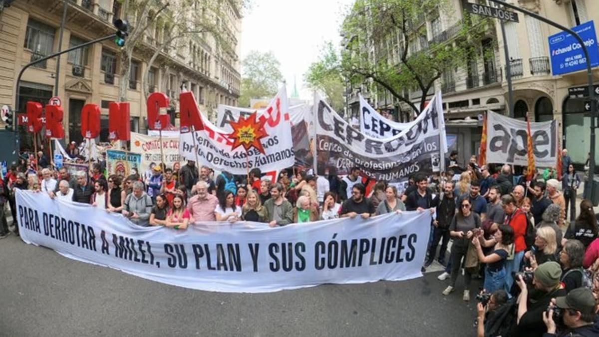 La Marcha de la Bronca llegó a Plaza de Mayo y reclamó a la CGT un nuevo paro general