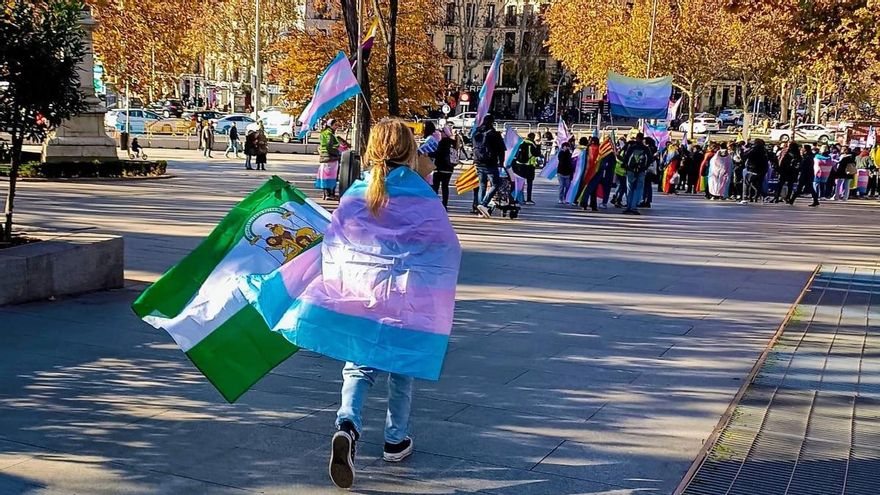 "Quiero vivir mi vida": una menor trans tarda dos años en conseguir su nuevo DNI a través del Registro Civil Central