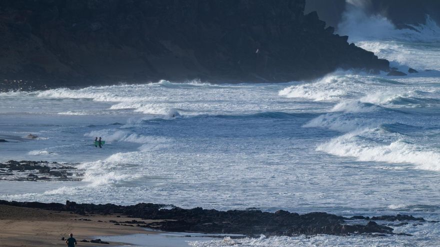 El Gobierno canario rebaja la alerta por fenómenos costeros