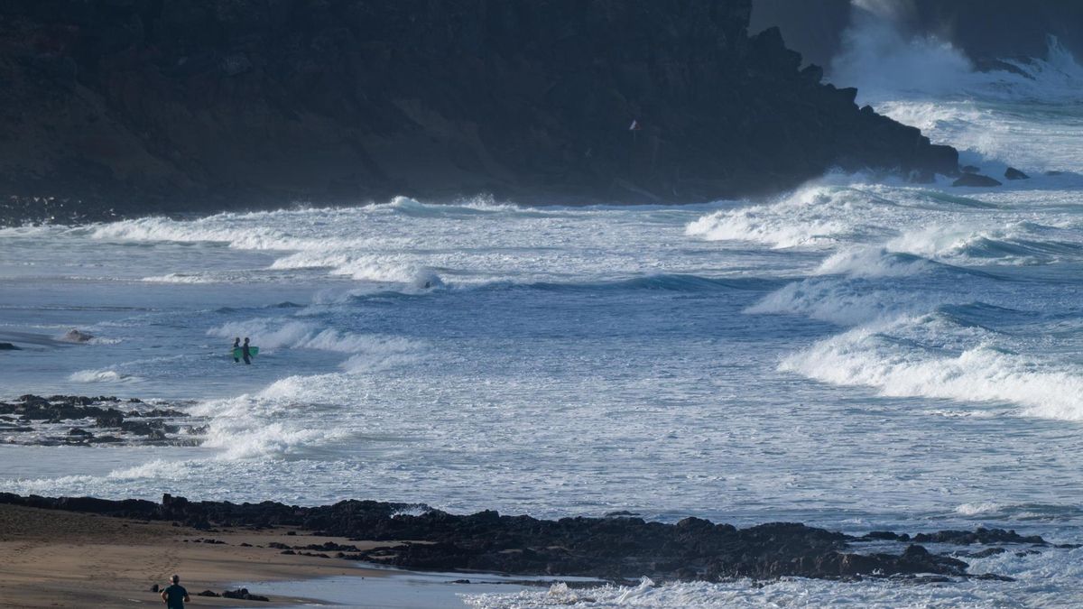El Gobierno canario rebaja la alerta por fenómenos costeros