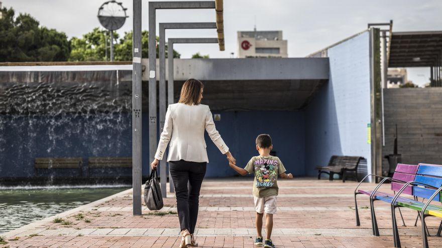 Claudia (nombre ficticio), directiva que ha demandado por acoso laboral a la multinacional TI Automotive, pasea con su hijo.