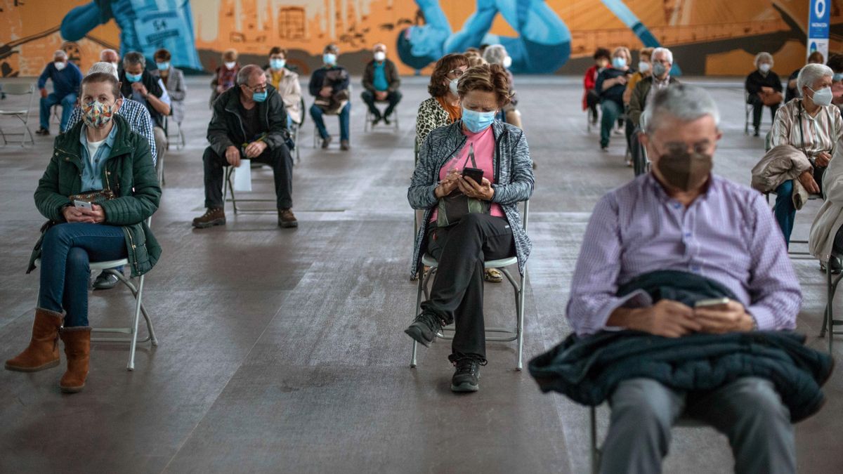 Varias personas esperan por si tienen efectos secundarios, tras recibir la vacuna contra el coronavirus en Expourense. EFE/Brais Lorenzo/Archivo