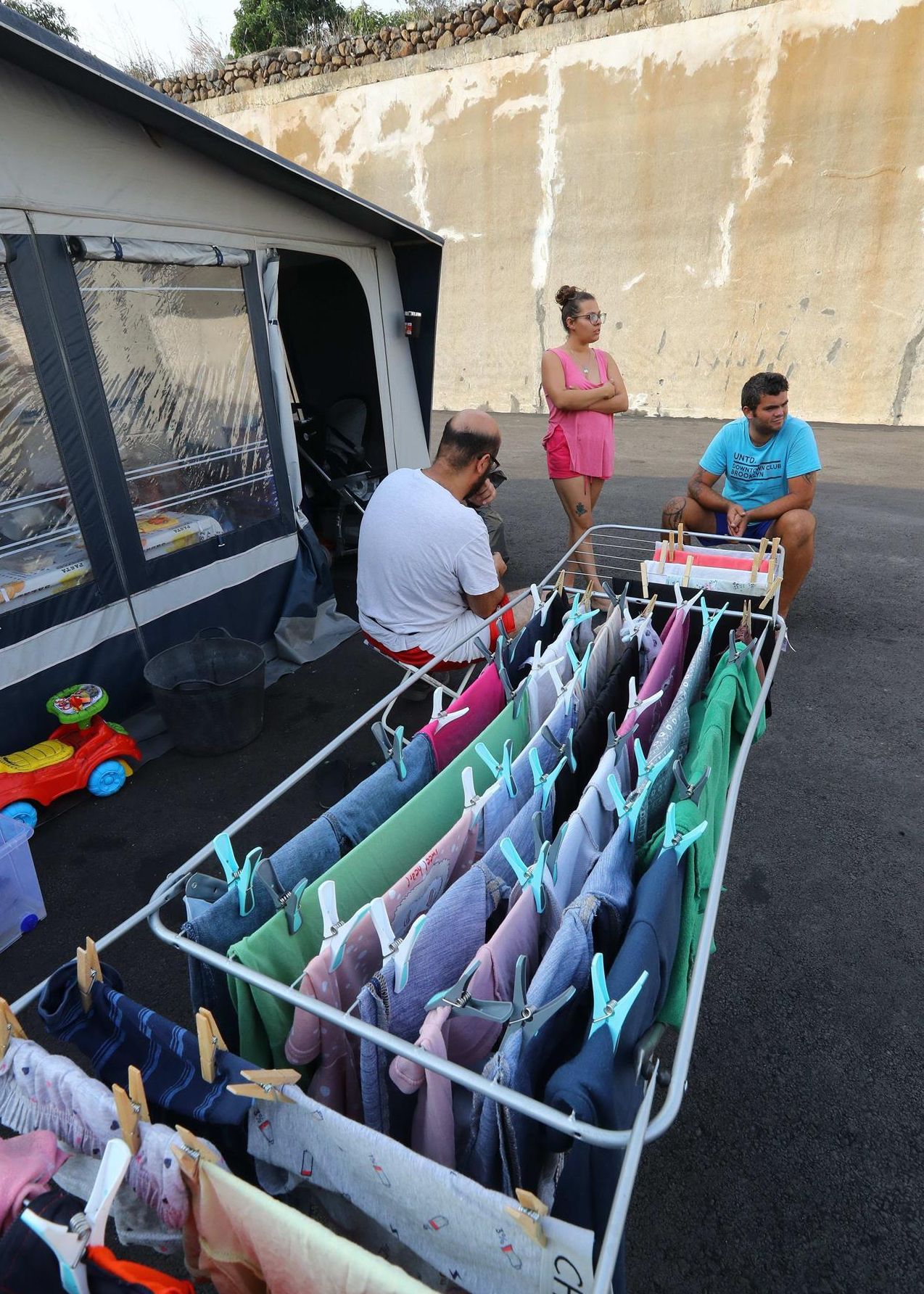 Ropa tendida por fuera de la caravana en la que vive Dácil con su familia
