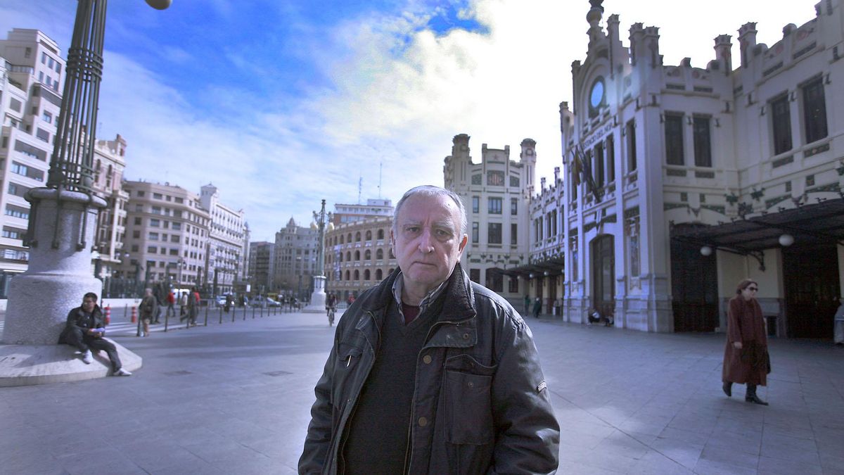 Rafael Chirbes, con la estación del Norte de València de fondo, en una imagen de archivo.