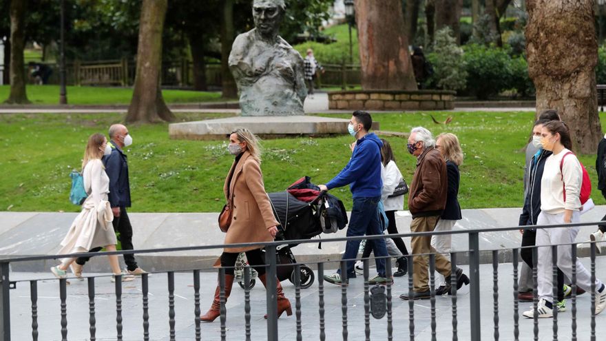Varias personas pasean por una calle del centro de Oviedo. EFE/ J. L. Cereijido/Archivo
