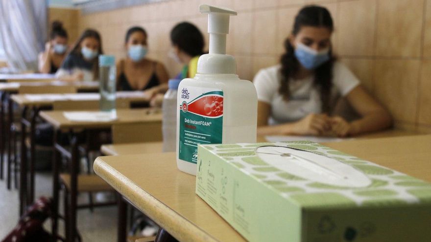 Un bote de hidrogel desinfectante, en un aula