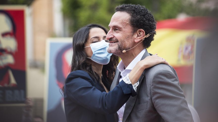 La presidenta de Ciudadanos, Inés Arrimadas, y el candidato del partido a la Presidencia de la Comunidad de Madrid, Edmundo Bal, durante un acto electoral en la Plaza del Dos de Mayo de Madrid.