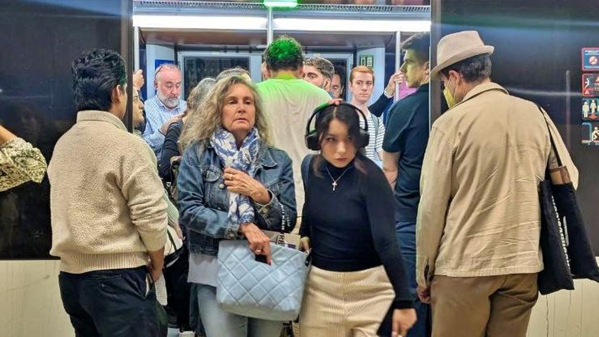 Viajeros saliendo del Metro de Madrid