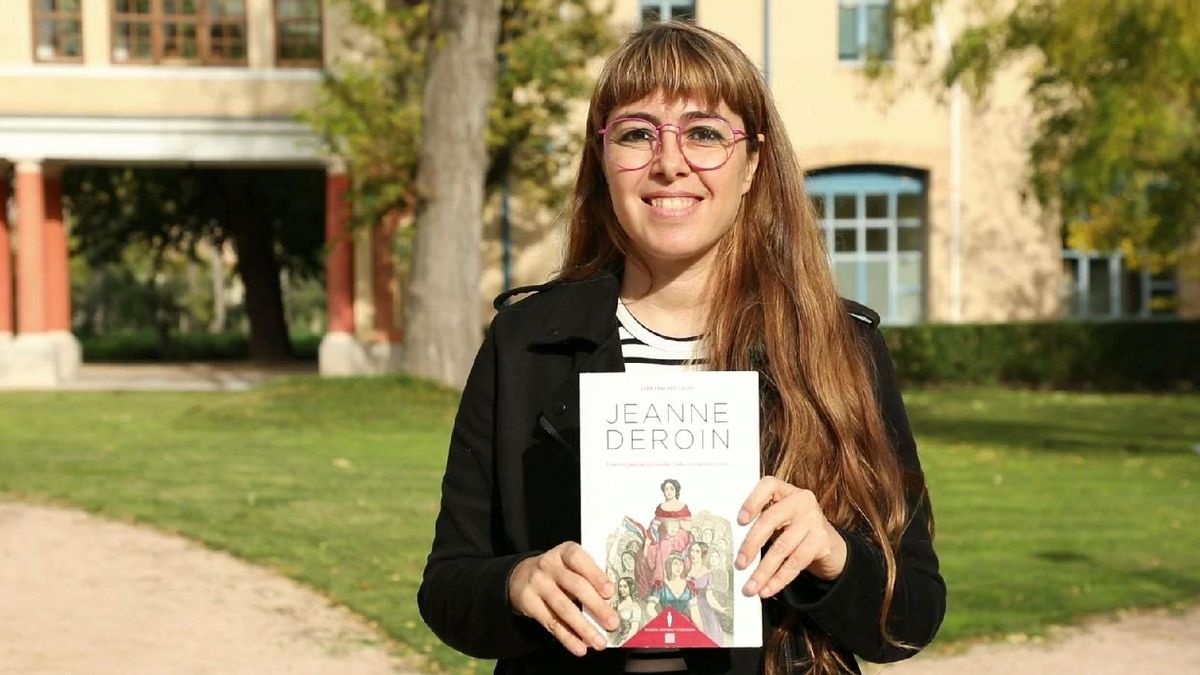 La autora Sara Sánchez Calvo con su libro sobre Jeanne Deroin