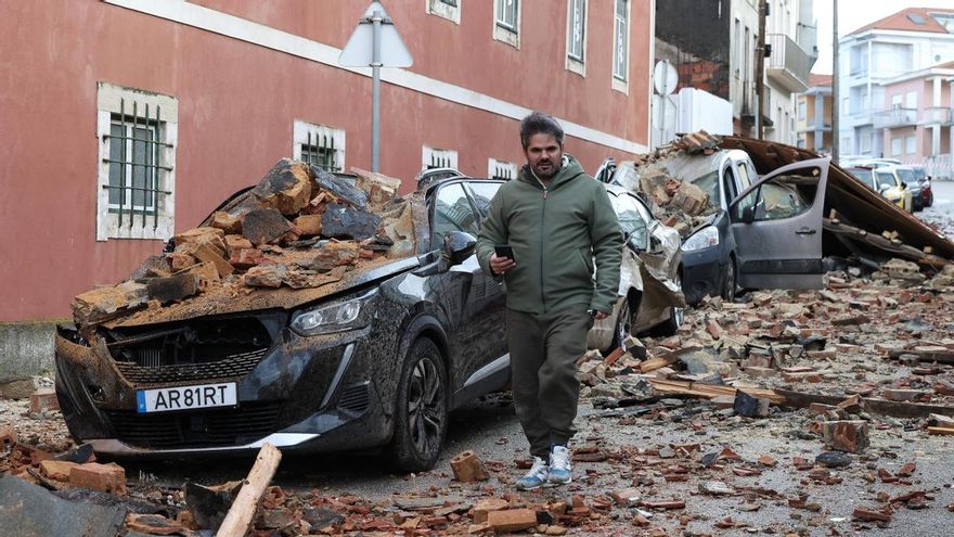 Parte del techo de la antigua universidad se derrumba en Figueira da Foz, Portugal