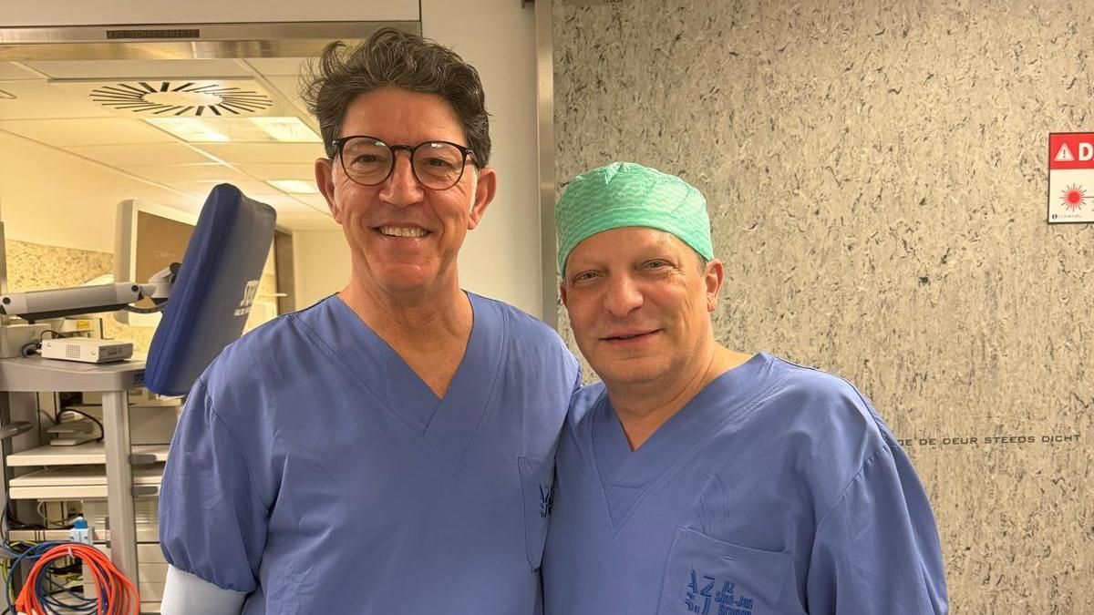 El cirujano Florencio Monje junto al belga Gwen Sweenen, jefe del servicio de Cirugía Oral y Maxilofacial del hospital belga AZ Sint-Jan