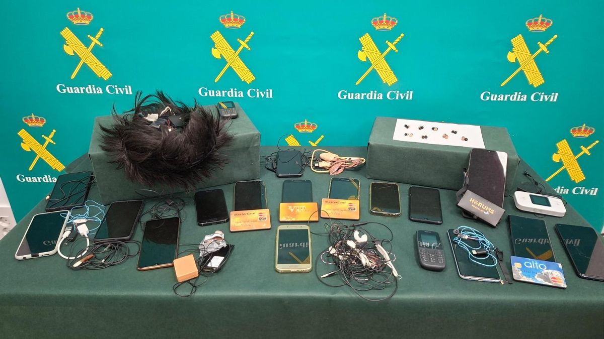 Dispositivos electrónicos y la peluca incautados por la Guardia Civil de Asturias en colaboración con la Jefatura Provincial de Tráfico.