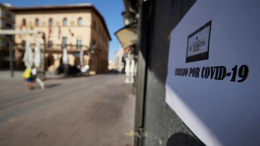 Cartel con el mensaje 'Cerrado por Covid-19' en la localidad navarra de Peralta, que desde este jueves será confinada.