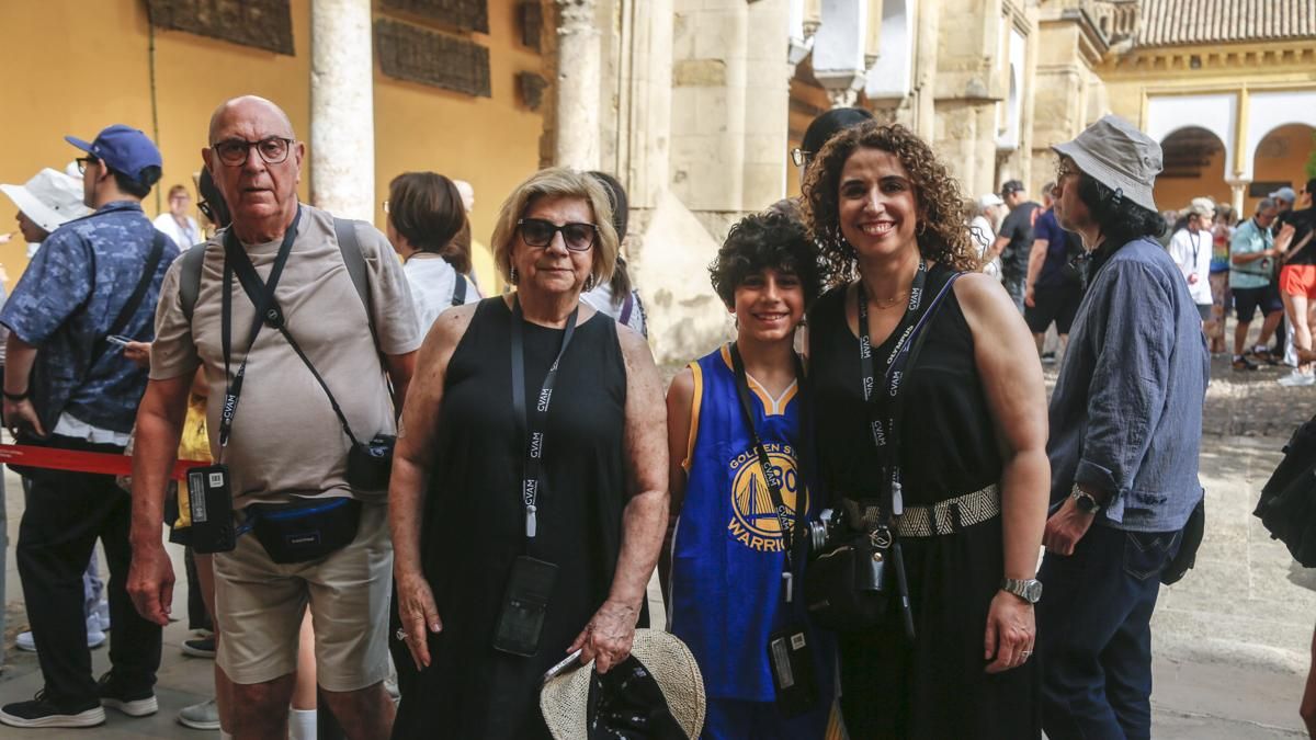 Bárbara y su familia visitan la ciudad en aviso rojo por calor en Córdoba