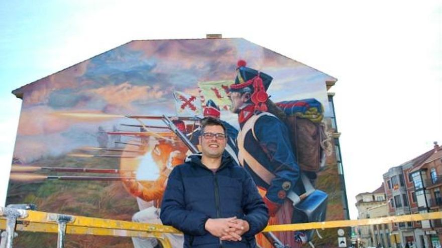 El autor posa junto a su nueva inmensa obra. / Astorgaredaccion.com