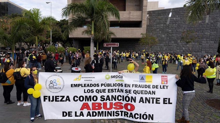 El presidente de Canarias se compromete a solventar la situación de los empleados públicos temporales en esta legislatura