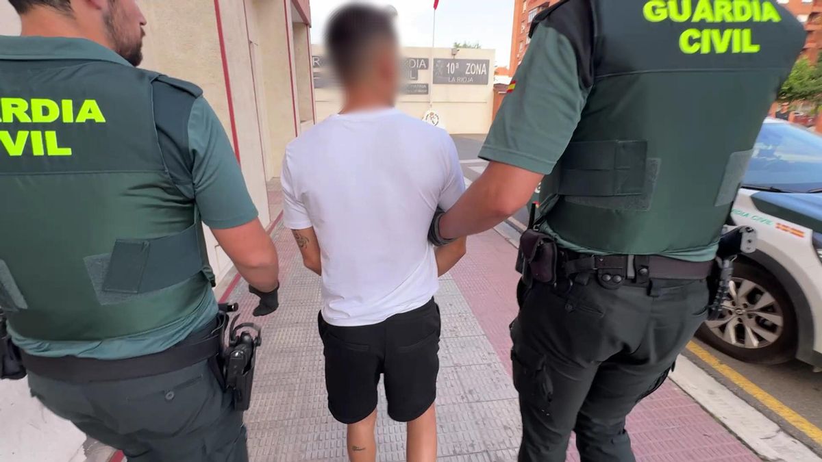El presunto vendedor de droga fue detenido y el comprador investigado tras ser interceptados cuando intentaban huir del lugar