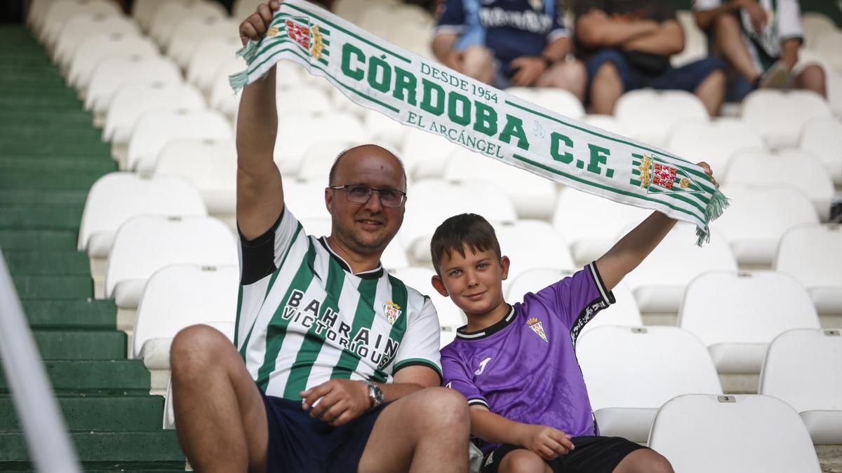 Grada Blanquiverde del Córdoba CF - SD Huesca