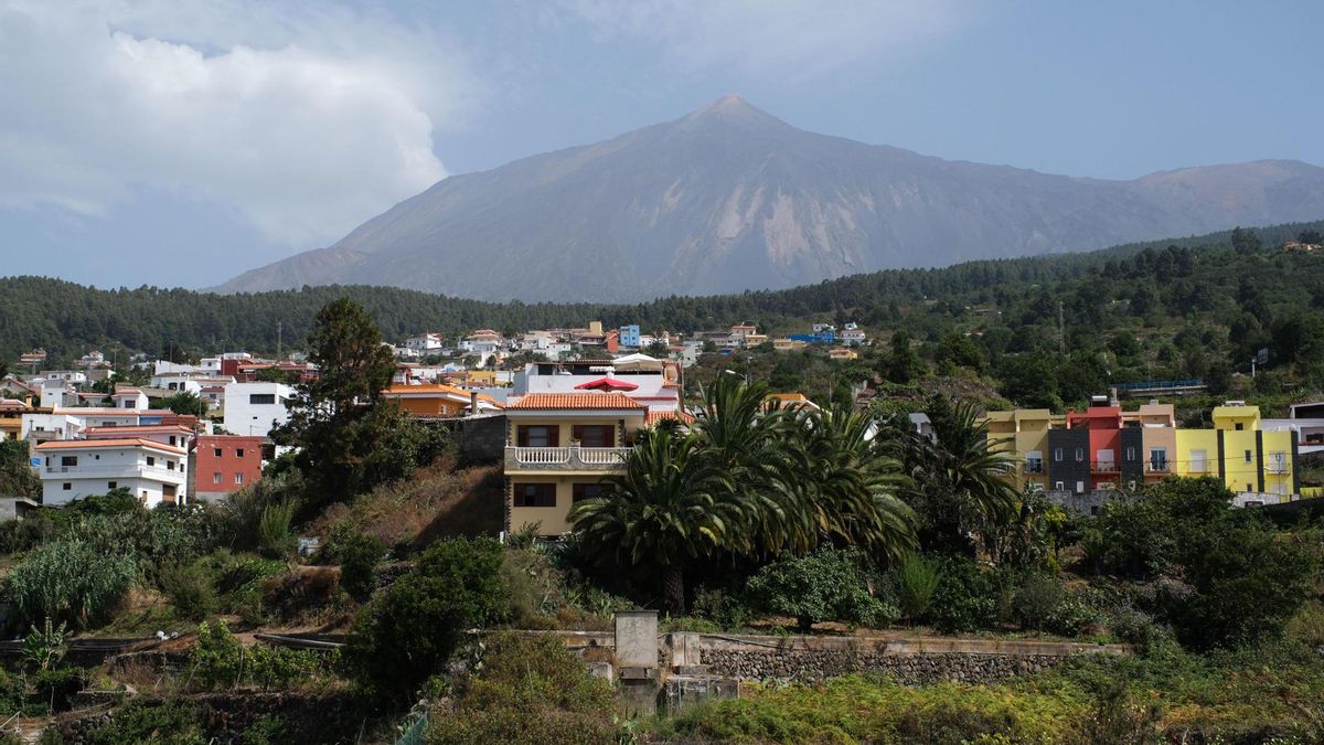 Vista del Teide junto a un grupo de viviendas este martes en el municipio de Icod, en Tenerife. El Gobierno de Canarias, a través de la Dirección General de Emergencias, ha declarado este martes la alerta por riesgo de incendio forestal para todas las islas de archipiélago.