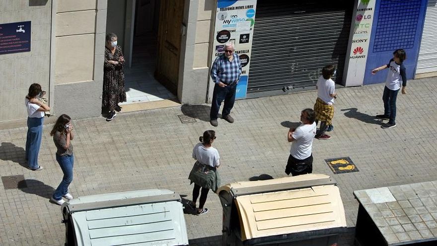 Un grupo de personas el pasado domingo durante la salida de los niños guardan la distancia recomendable en València.