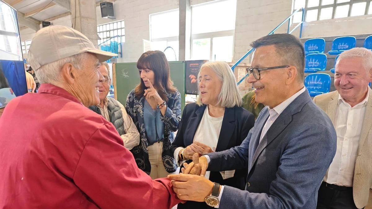 El conselleiro de Empleo posee el 39% de una sociedad que comparte sede con la sancionada por contratar migrantes sin papeles