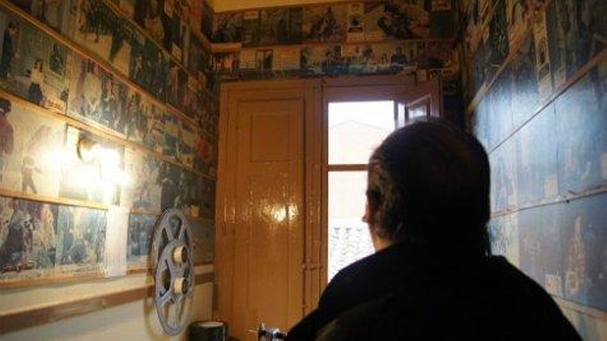 Santiago Casado en la sala de montaje del Cine Paramés.