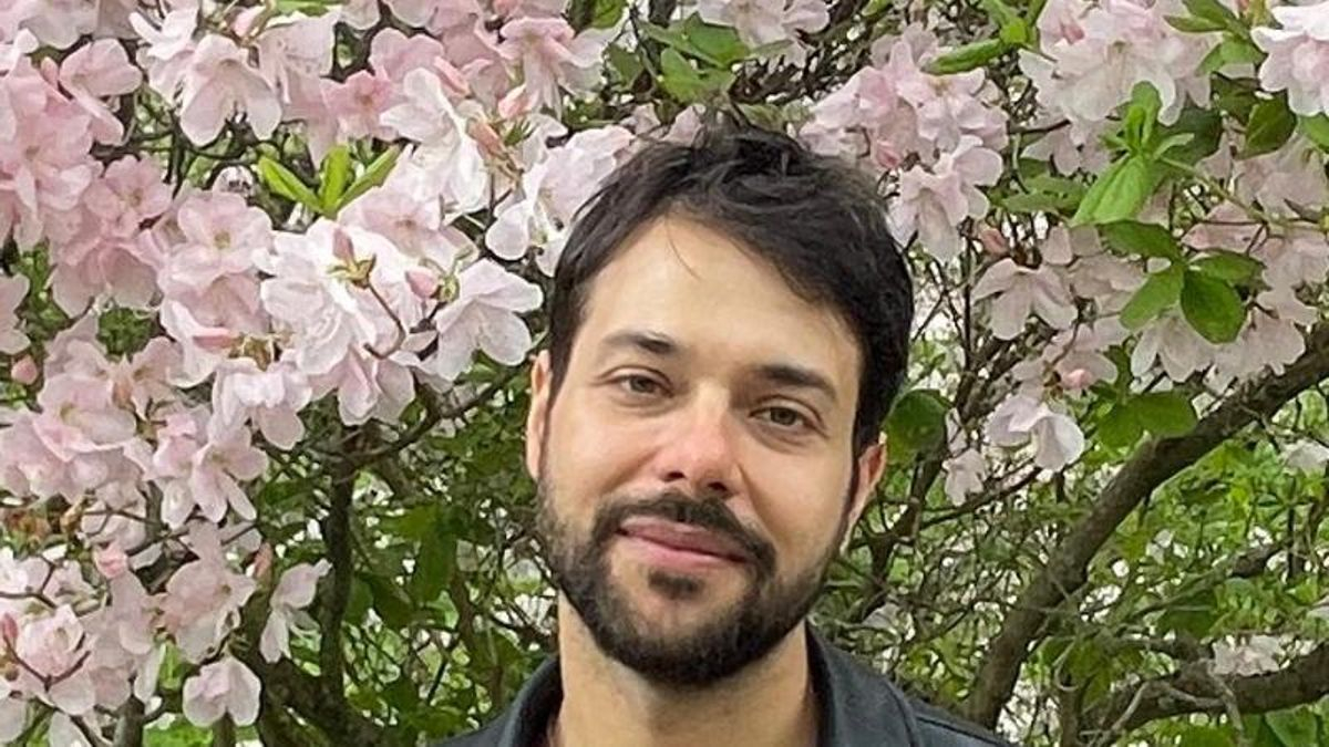 Brais Lamela, escritor: "En Galicia tenemos una visión demasiado benévola de nuestro pasado trasatlántico"