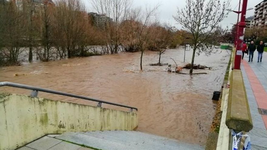 En el lado del Paseo de Salamanca también el agua ha inundado todo el espacio. /  C.J.D.