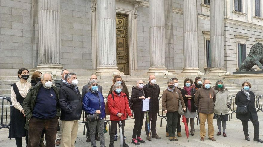 Integrantes de la Coordinadora Estatal de Apoyo a la Querella Argentina, con diputados de las formaciones que han apoyado la iniciativa