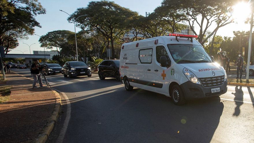 Una ambulancia sale hoy del Hospital de las Fuerzas Armadas (HFA) con el presidente de Brasil, Jair Bolsonaro, para transportarlo a la Base Aérea de Brasilia (Brasil). EFE/ Joédson Alves