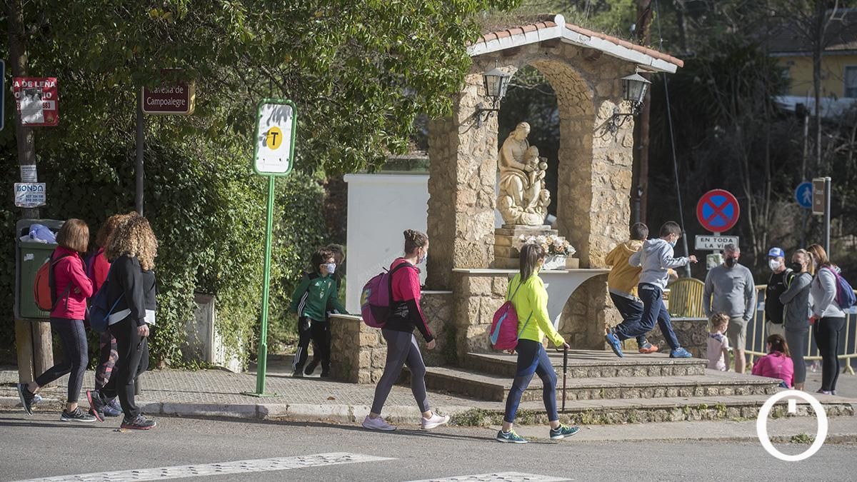 Decenas de senderistas y ciclistas apuran la Semana Santa en la Sierra de Córdoba
