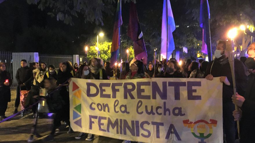 La pancarta, escoltada por algunas antorchas, se pone en marcha.