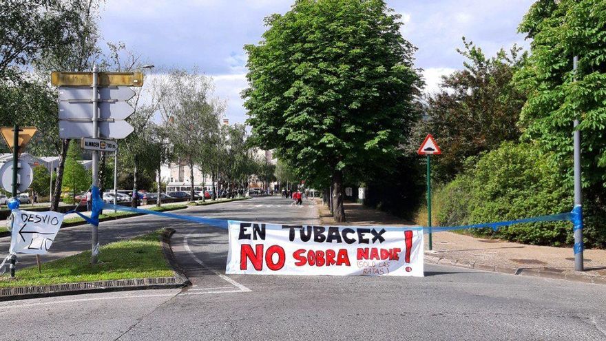 Carretera cortada por los trabajadores después de que el Ayuntamiento la volviera a abrir tras 89 días