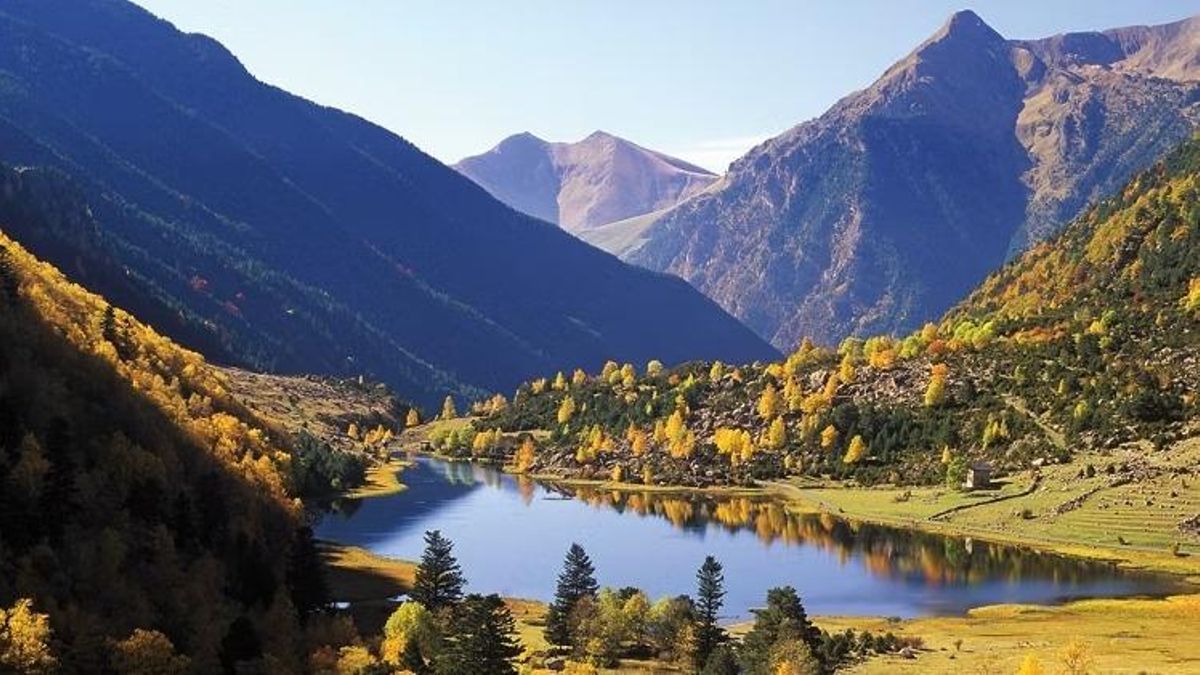 Aigüestortes y Estany de Sant Maurici en otoño.
