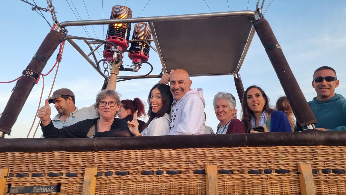 Pasajeros a bordo de un globo aeroestático en una ruta planificada entre Sevilla y Huelva.