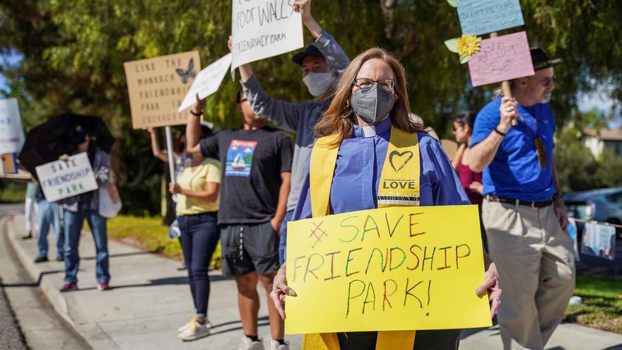 Un grupo de personas protesta en defensa del Parque de la Amistad y contra la construcción de muros fronterizos, en San Diego (EEUU) este martes.