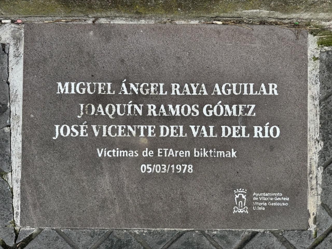 Placa que recuerda a Miguel Ángel Raya, Joaquín Ramos y José Vicente del Val, asesinados por ETA