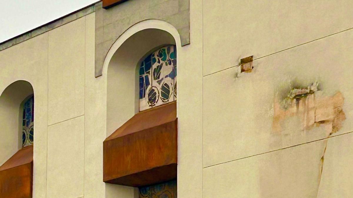 Escultura de la fachada de Bodegas Ontañón