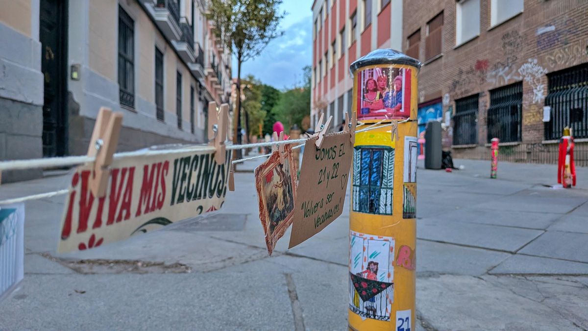 Uno de los bolardos decorados durante Pinta Malasaña 2026