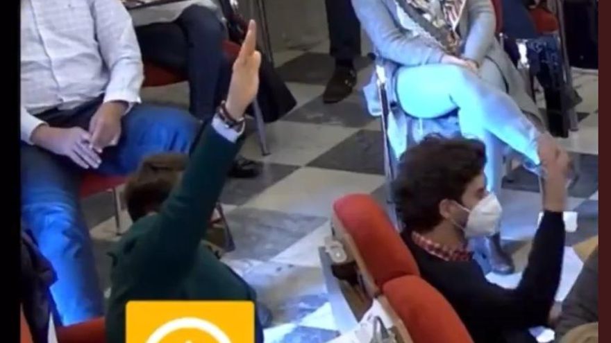 El ex edil de Vox en Badajoz realiza el saludo fascista para negarse a condenar las amenazas recibidas por políticos