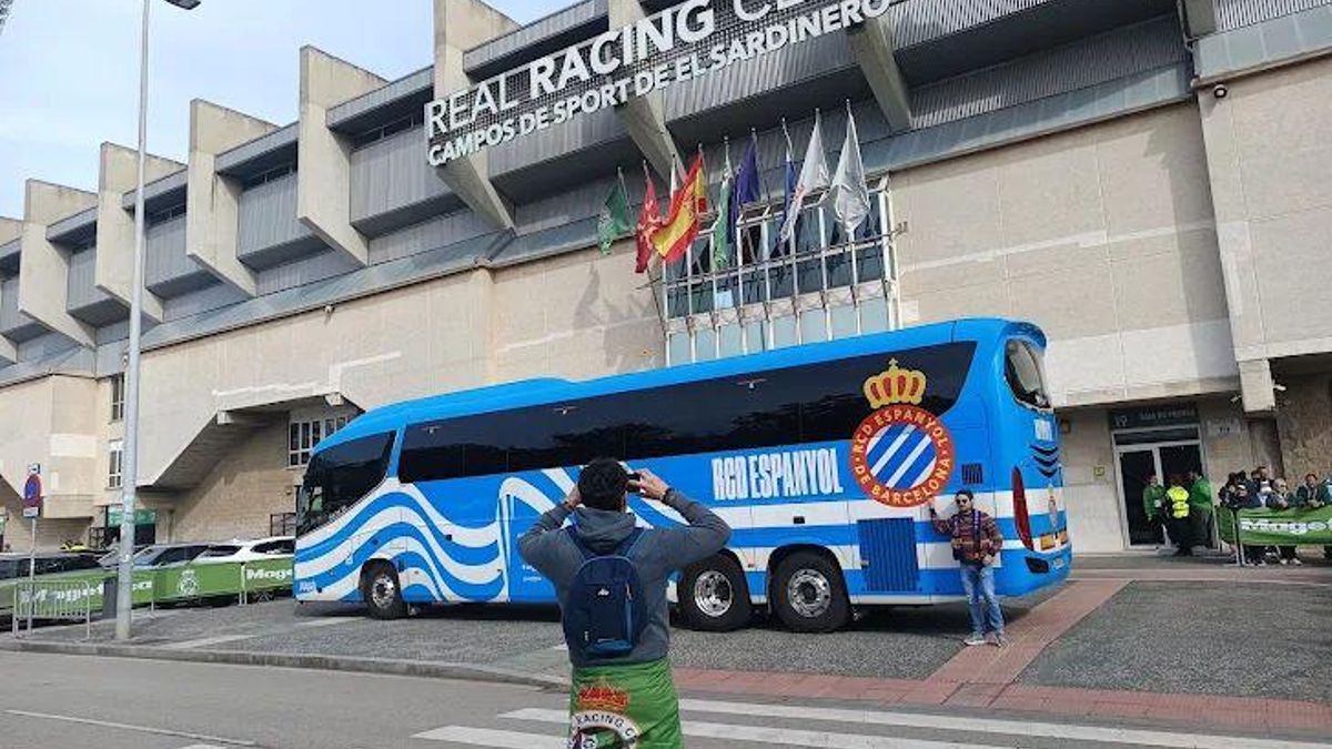Dos aficionados del Racing y el Español junto al estadio de El Sardinero.