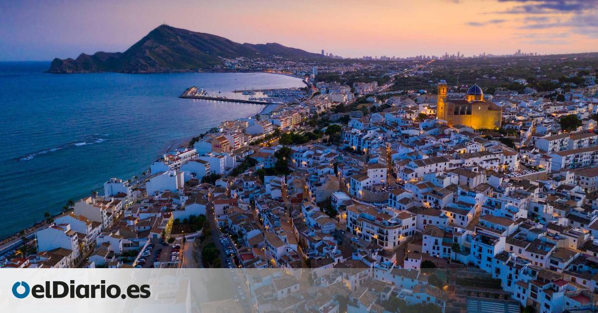 El bonito pueblo costero repleto de casas blancas y playas de aguas cristalina que está en el Mediterráneo