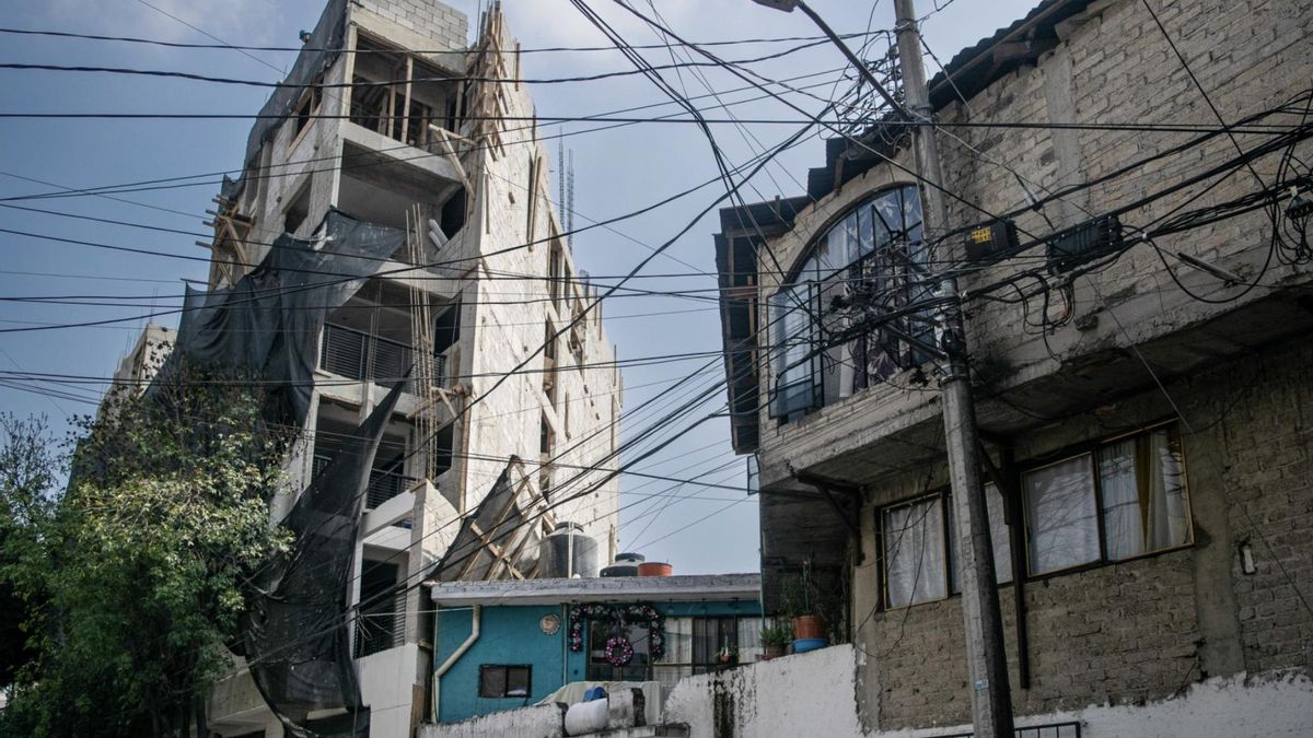 Cuando esté terminado, un edificio de apartamentos de ocho pisos se alzará sobre la casa de Norma Piñón. Los vecinos afirman que los apartamentos se están construyendo sin los permisos necesarios (Imagen: Axel Hernández)