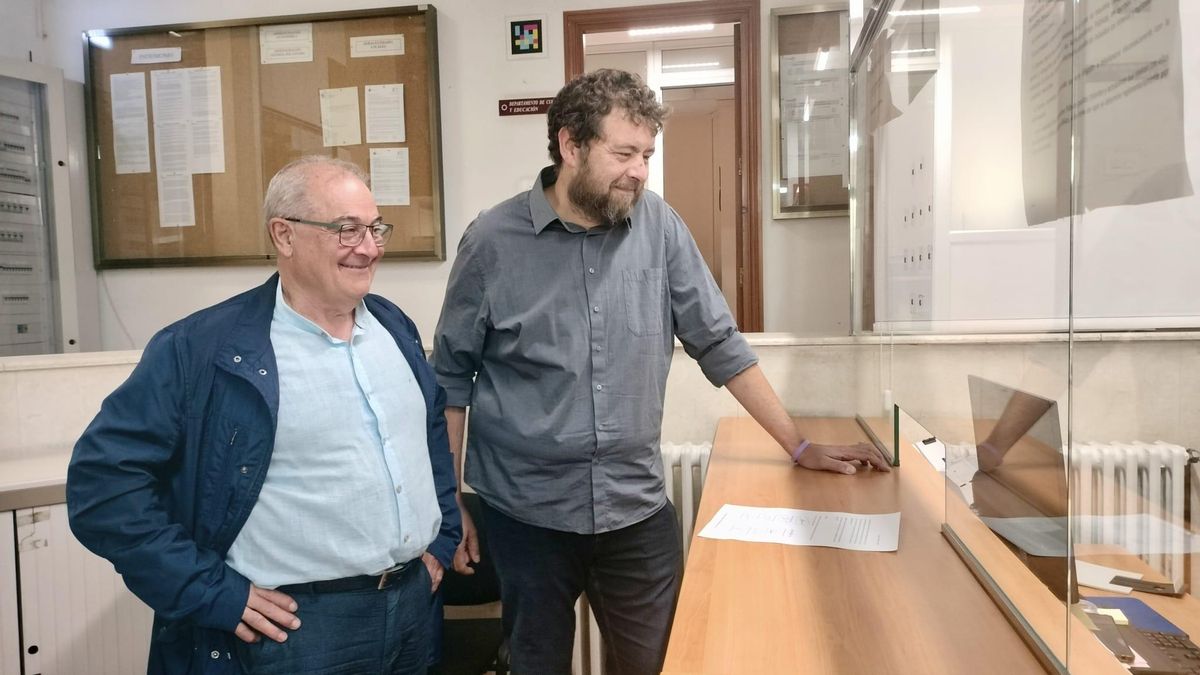 Los portavoces Enrique Marín y José Guillén, este lunes en el registro del Ayuntamiento.