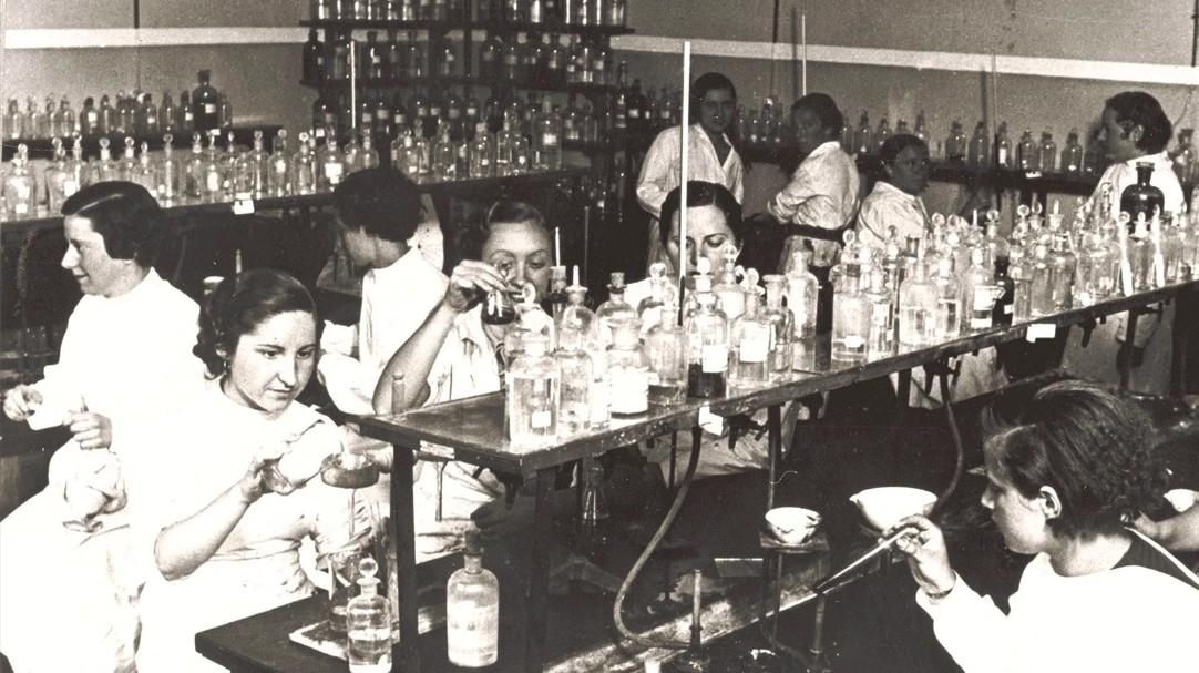 Varias mujeres en el Laboratorio Foster de Química.