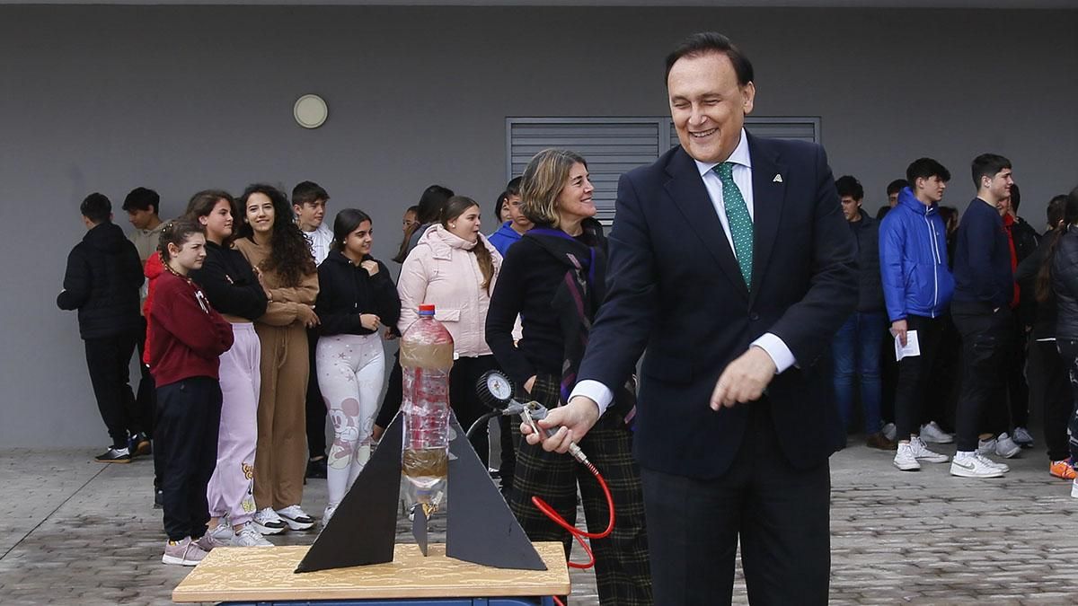 José Carlos Gómez Villamandos en una visita al IES Casiana Muñoz