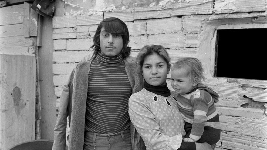 Una familia del barrio, en una imagen tomada en diciembre de 1980.