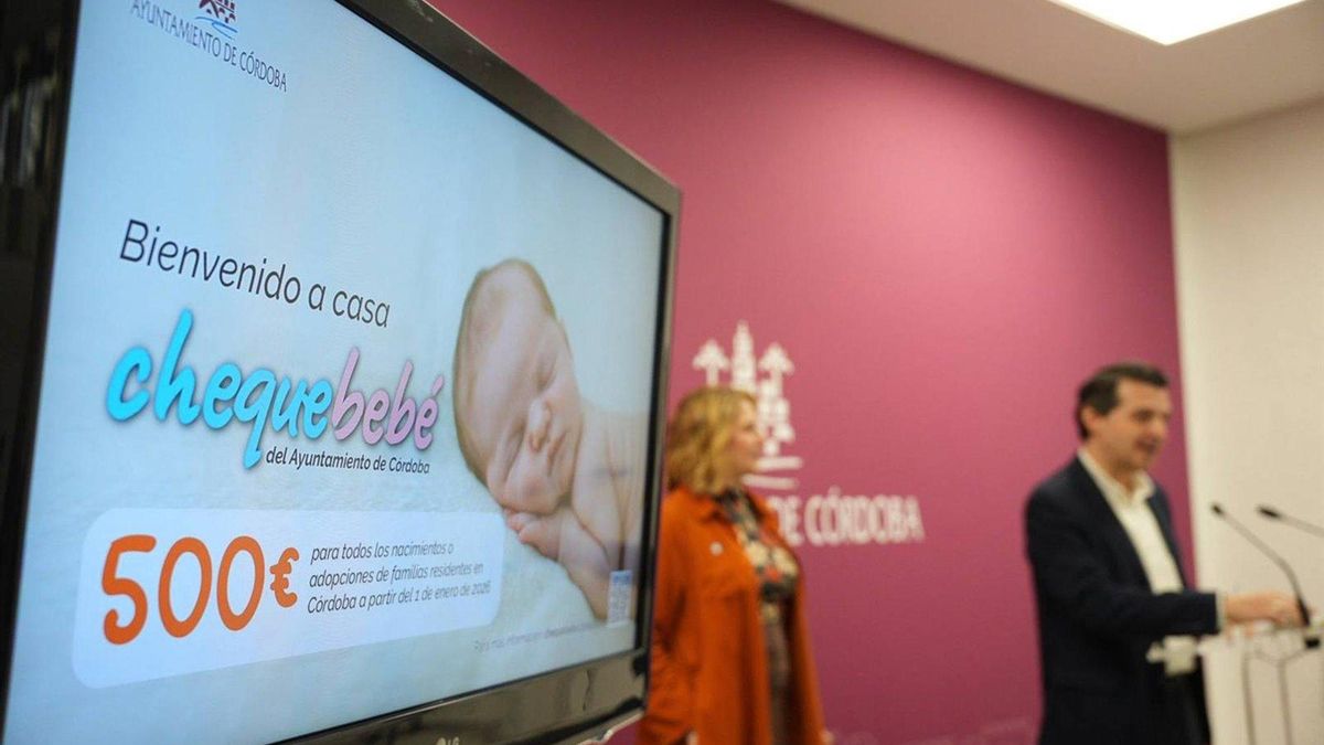 El alcalde de Córdoba, José María Bellido, y la delegada de Servicios Sociales, Eva Contador, informan de la convocatoria 2026 del Cheque Bebé, con 500 euros por nacimiento o adopción.